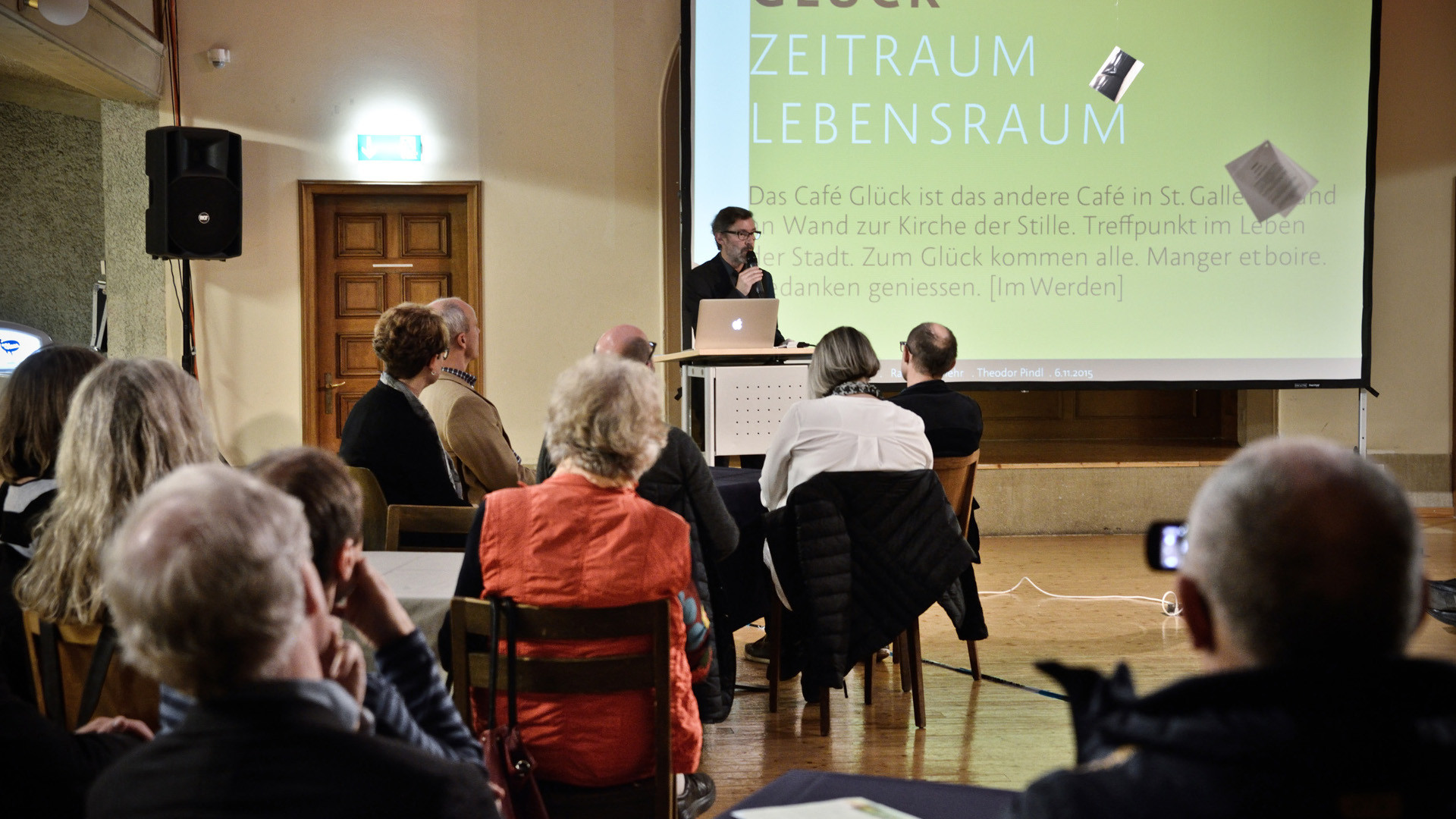 Theodor Pindl, Intendant des "Wirk Raums Kirche" St. Gallen, spricht bei der Eröffnung.