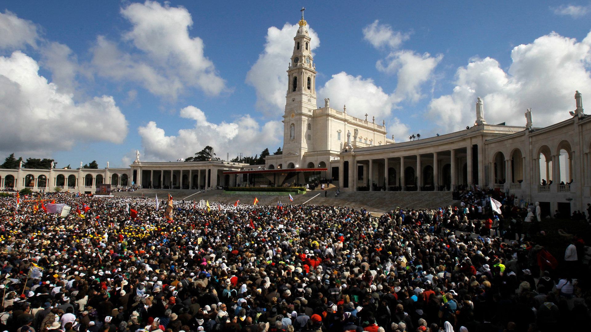 Gläubige auf dem Platz vor der Wallfahrtskirche in Fatima.