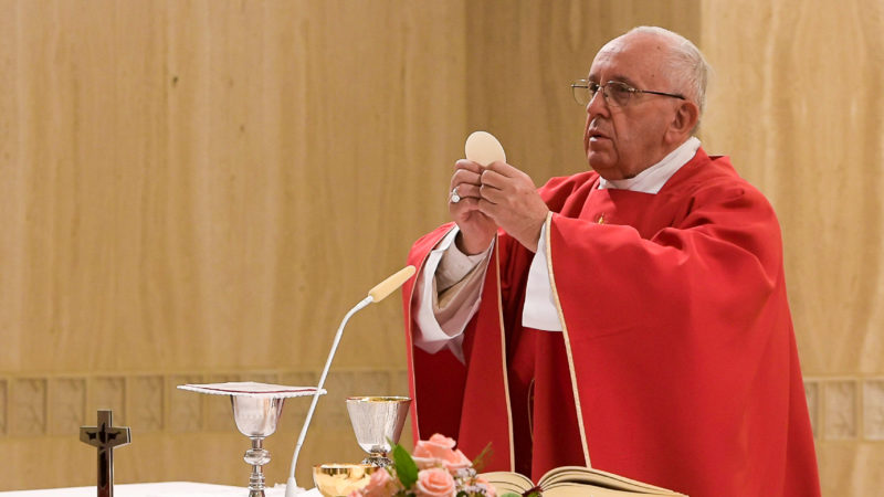 Papst Franziskus feiert in seiner Hauskapelle Eucharistie. | © KNA