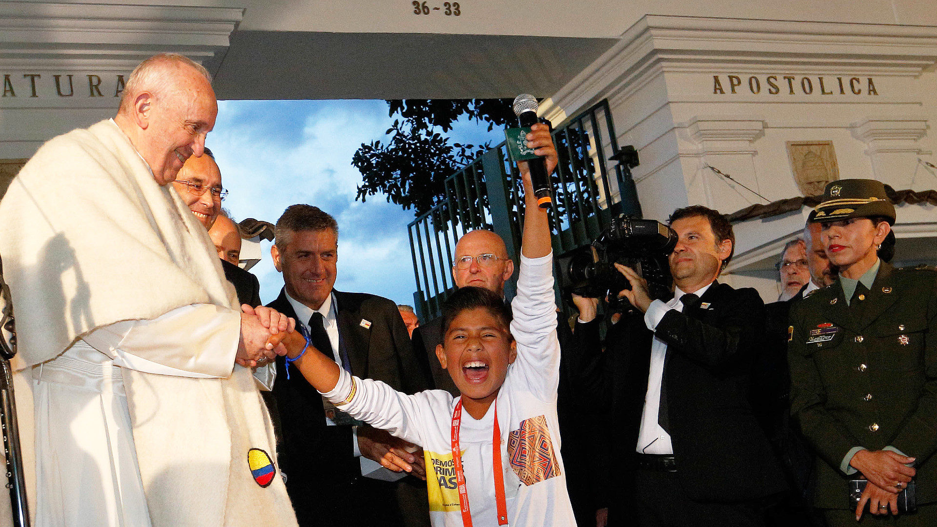 Junge mit Papst Franziskus vor der Apostolischen Nuntiatur in Bogota, 6. September 2017