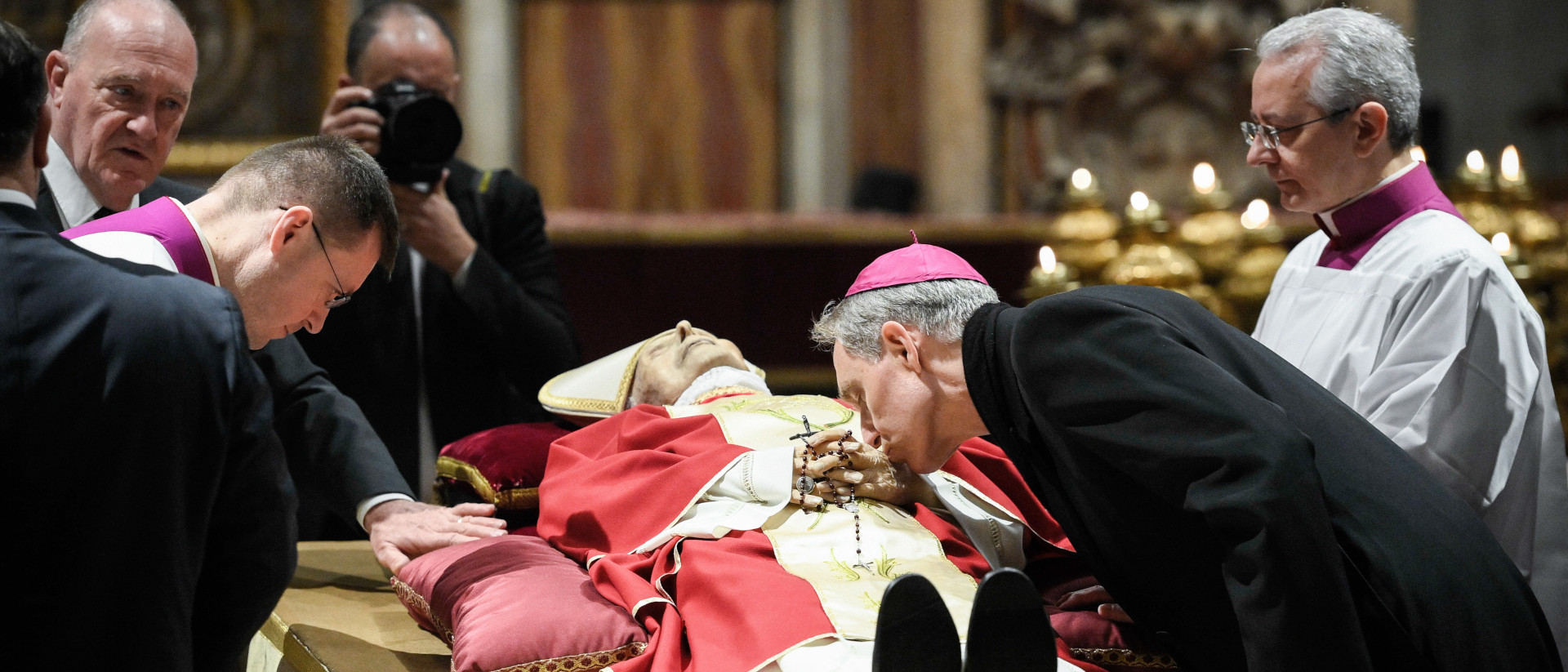 Erzbischof Georg Gänswein (l.), Präfekt des Päpstlichen Hauses, küsst die Hand des aufgebahrten Leichnams von Benedikt XVI.