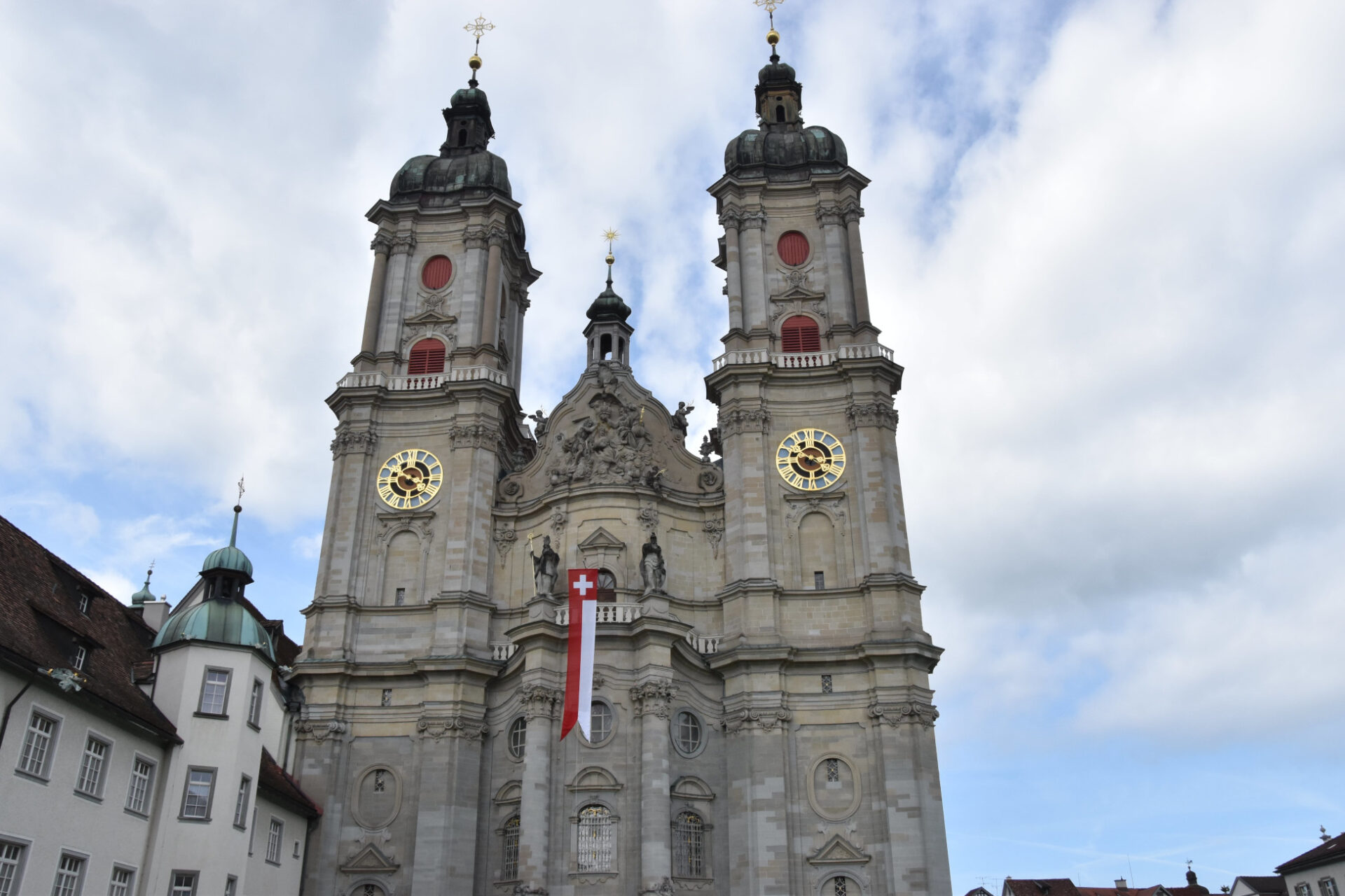 Die Schweizer Fahne hängt zwischen den Türmen der Kathedrale St.Gallen