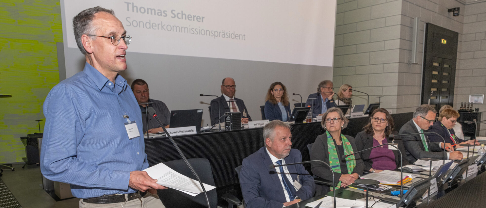 Thomas Scherer, Präsident der «Sonderkommission Aufarbeitung Missbrauch» fasst vor dem Parlament die ersten Ergebnisse der Kommissionsarbeit zusammen.