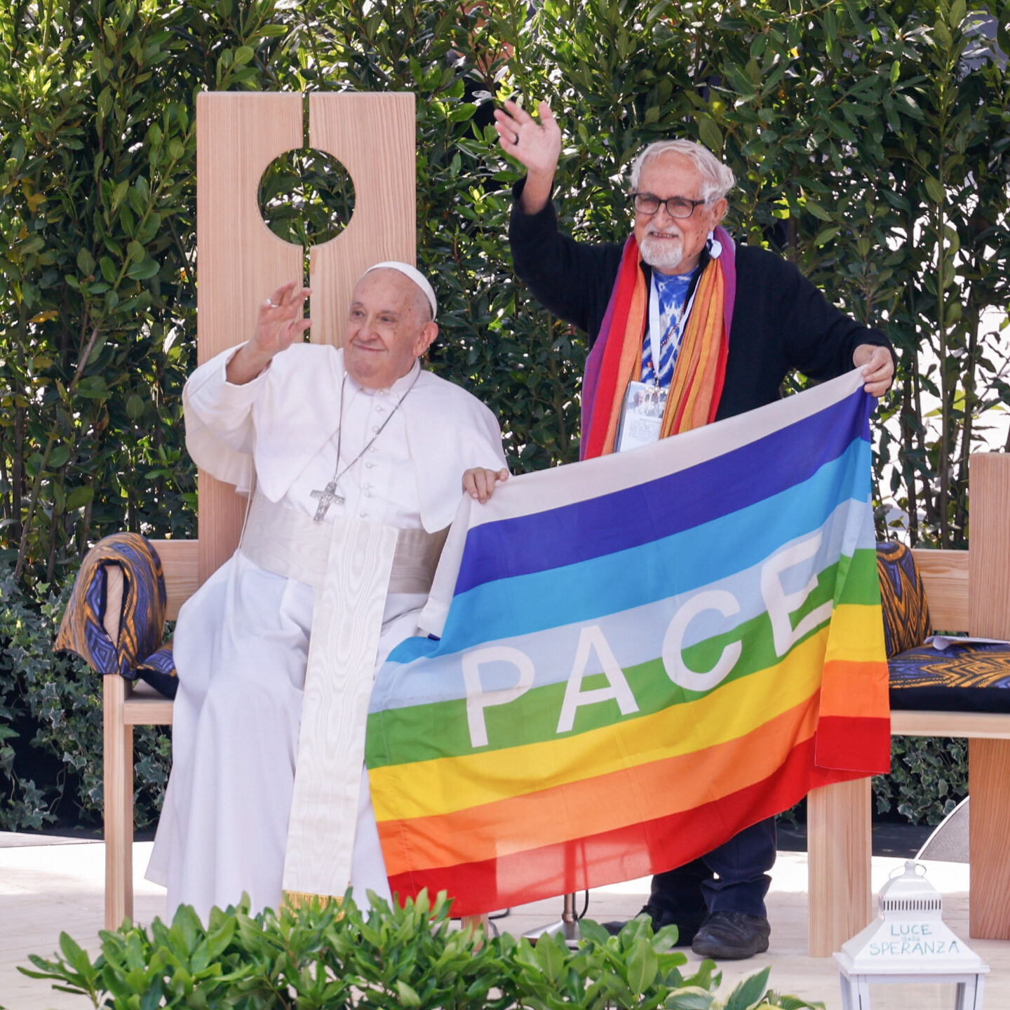 Papst Franziskus hält bei seinem Besuch am 18. Mai 2024 in Verona (Italien) eine Fahne mit der Aufschrift "Pace" (dt. Frieden) hoch.