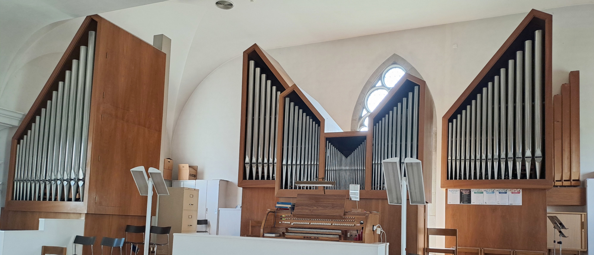Dies ist die bestehende pneumatische Orgel in der katholischen Pfarrkirche St. Martin in Baar. Sie wurde von 1961 bis 1963 von der Firma Mathis & Co. in Näfels eingebaut.